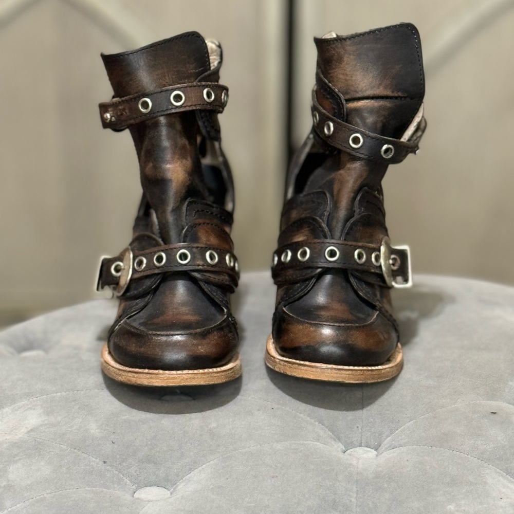 Freebird Sonoma, size 5, distressed brown, gently used